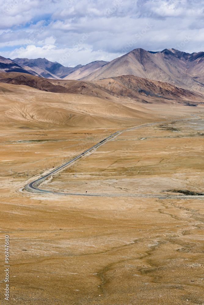 Obraz premium The Road along the Karakoram Highway that link China (Xinjiang province) with Pakistan via the Kunjerab pass