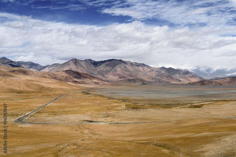 Fototapeta premium The Road along the Karakoram Highway that link China (Xinjiang province) with Pakistan via the Kunjerab pass
