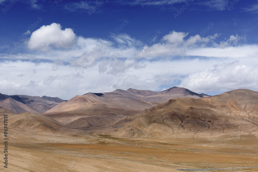 Mountain along the Karakoram Highway that link China (Xinjiang province) with Pakistan via the Kunjerab pass Mountain along the Karakoram Highway that link China (Xinjiang province) with Pakistan via the Kunjerab pass