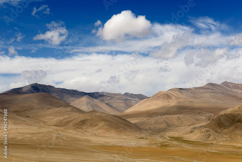 Mountain along the Karakoram Highway that link China (Xinjiang province) with Pakistan via the Kunjerab pass © Songkhla Studio