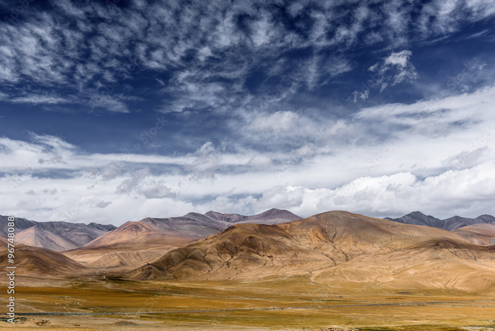 Mountain along the Karakoram Highway that link China (Xinjiang province) with Pakistan via the Kunjerab pass. Mountain along the Karakoram Highway that link China (Xinjiang province) with Pakistan via the Kunjerab pass.