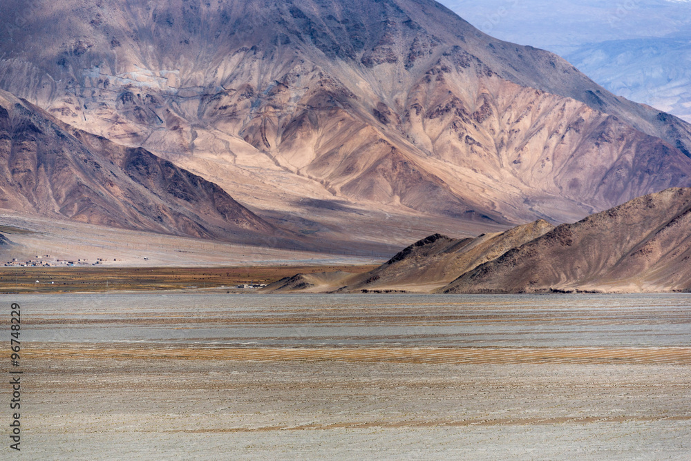 Obraz premium Mountain along the Karakoram Highway that link China (Xinjiang province) with Pakistan via the Kunjerab pass.