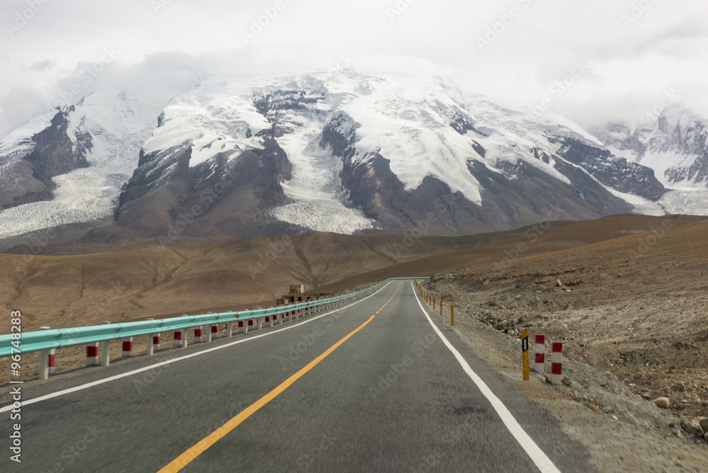 Fototapeta premium The road along the Karakoram Highway that link China (Xinjiang province) with Pakistan via the Kunjerab pass.