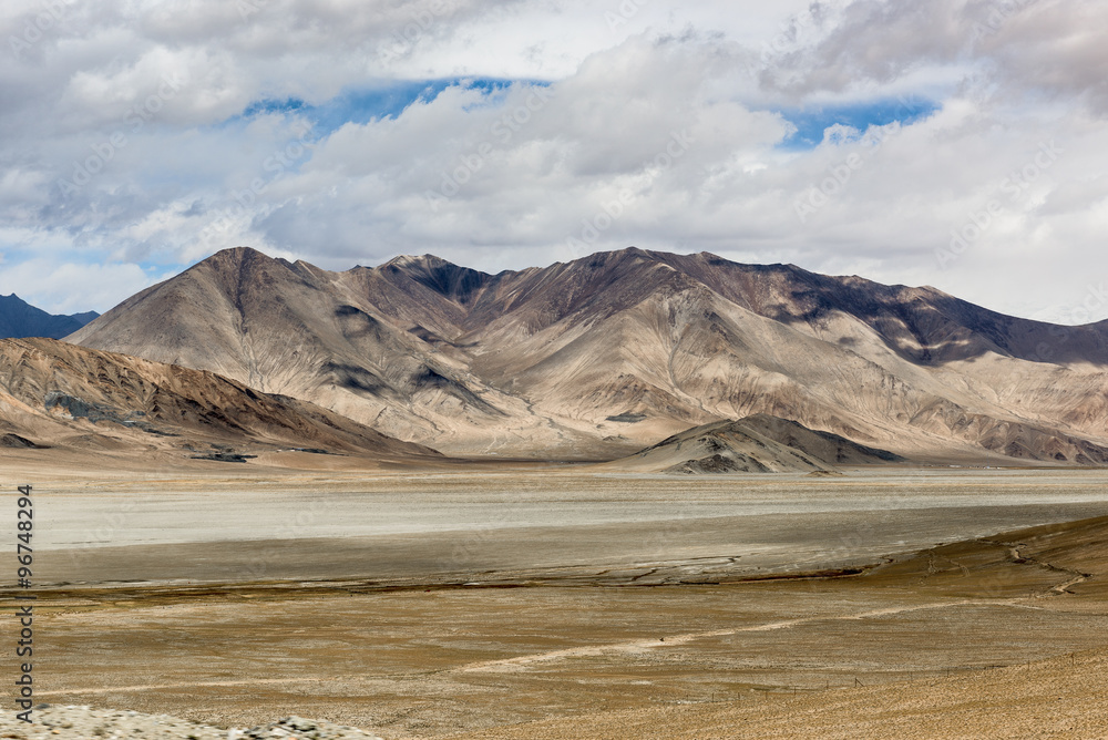 Mountain along the Karakoram Highway that link China (Xinjiang province) with Pakistan via the Kunjerab pass. Mountain along the Karakoram Highway that link China (Xinjiang province) with Pakistan via the Kunjerab pass.