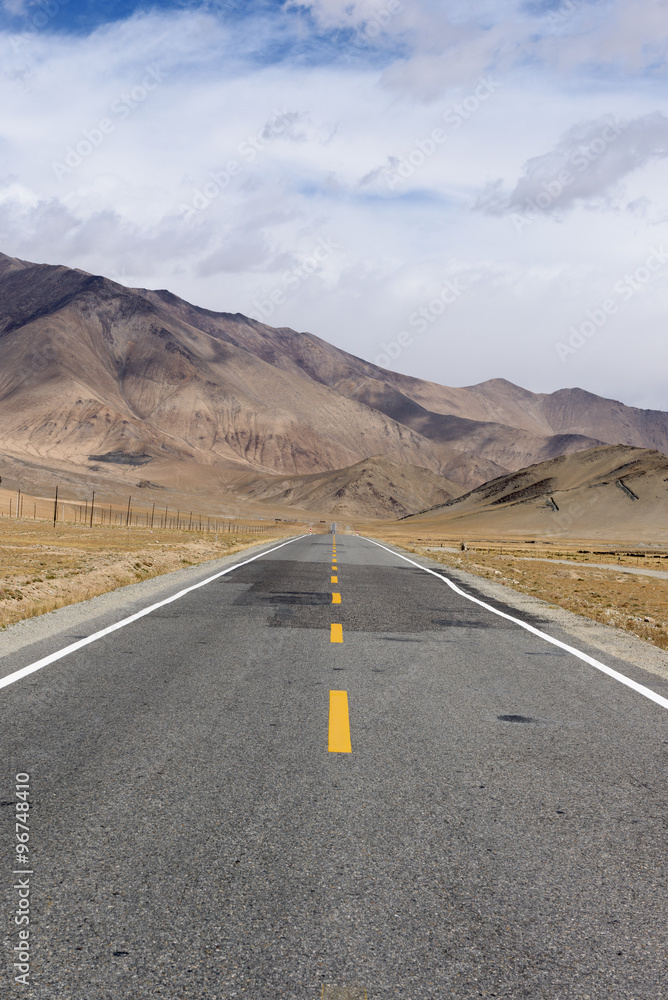 Obraz premium The road along the Karakoram Highway that link China (Xinjiang province) with Pakistan via the Kunjerab pass.