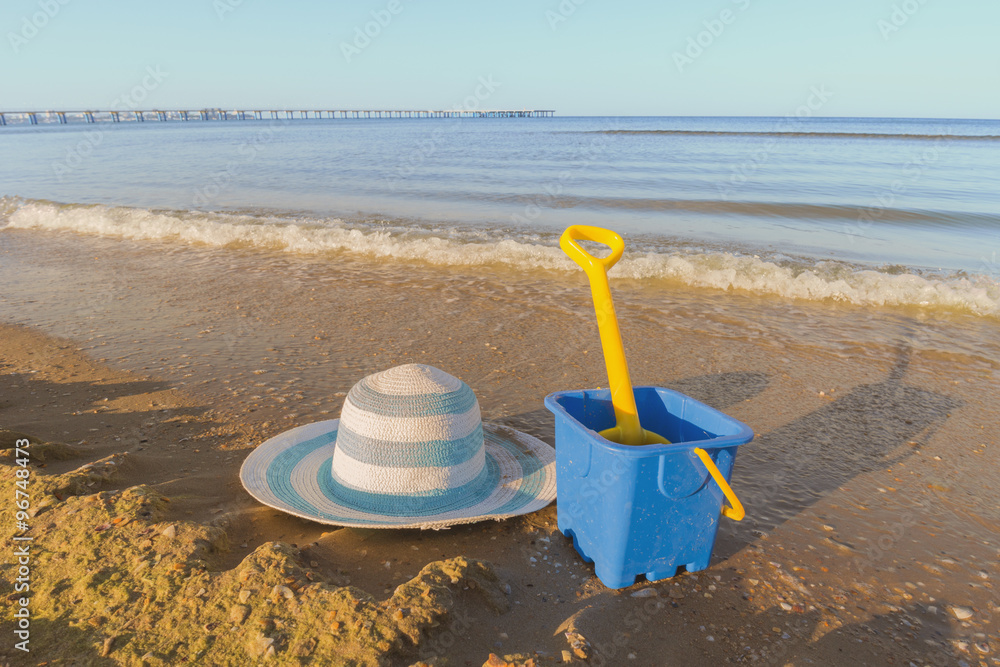 Naklejka premium Beach toys in the sand