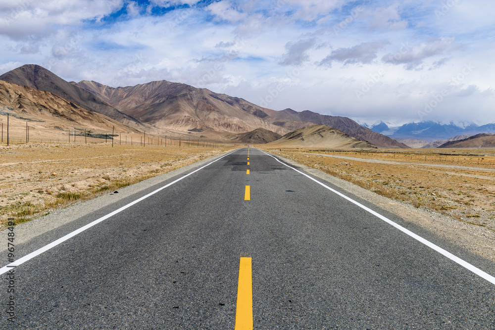 Fototapeta premium The road along the Karakoram Highway that link China (Xinjiang province) with Pakistan via the Kunjerab pass.