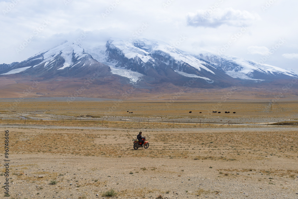 Fototapeta premium Mountain along the Karakoram Highway that link China (Xinjiang province) with Pakistan via the Kunjerab pass.