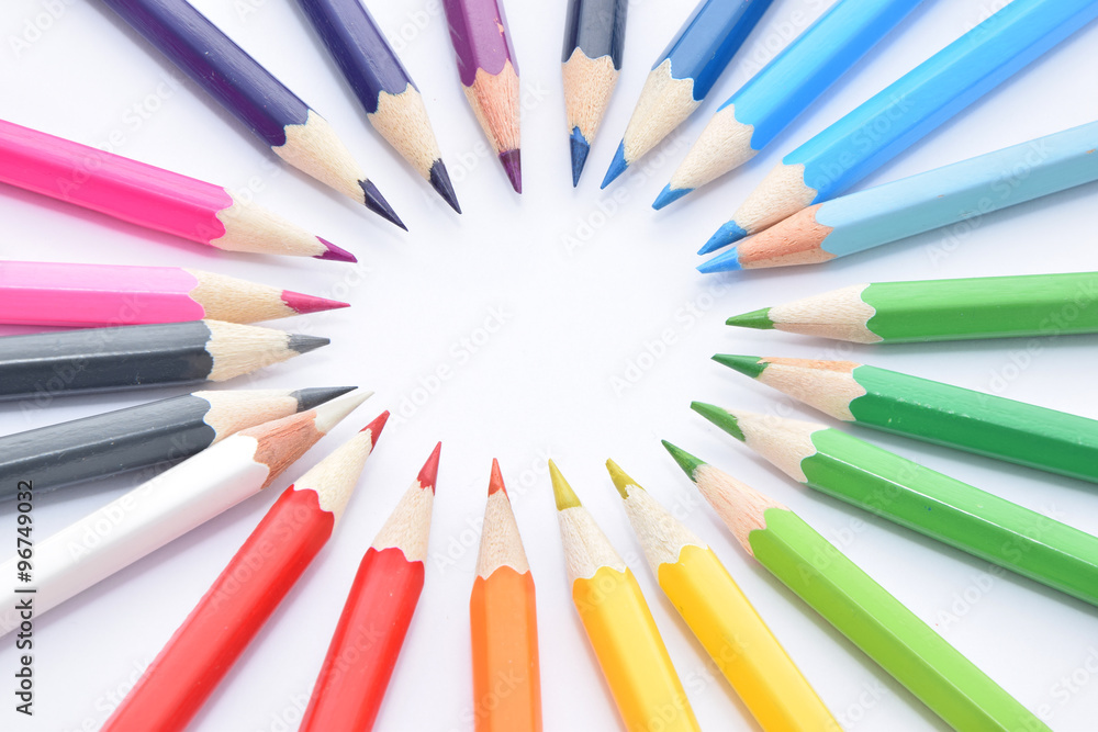 Bunte Stifte liegen im Kreis Nauaufnahme Photos | Adobe Stock
