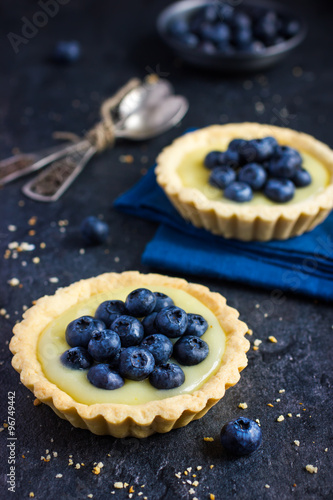 Fotografi Tart with lemon curd and fresh blueberry