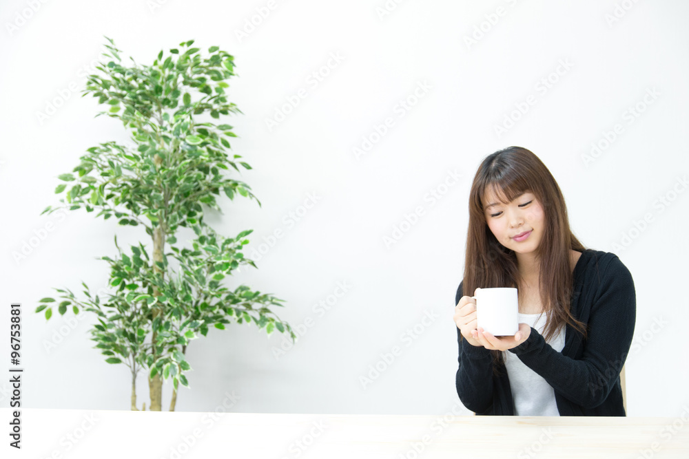 ホットドリンクを飲む(テーブル)