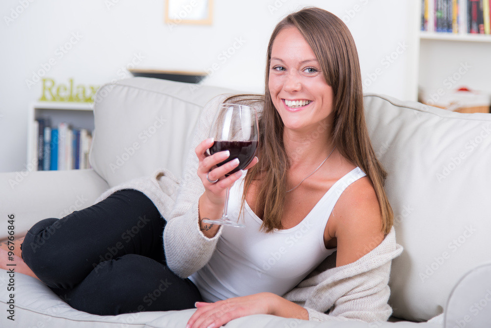 studentin hat spaß beim wein trinken studentin hat spaß beim wein trinken