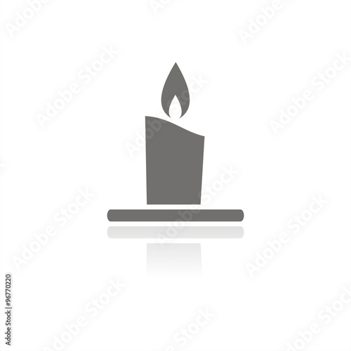 Icono aislado de una vela con reflejo
