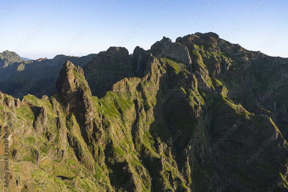 Wanderweg  in den Bergen von Madeira durch steile Felsen vom Pico do Arieiro zum Pico Ruivo 