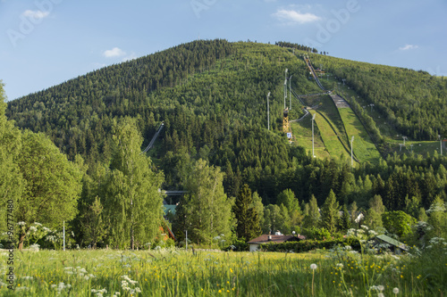 Harrachov,Teufelsspitze mit Sprungschanzen.