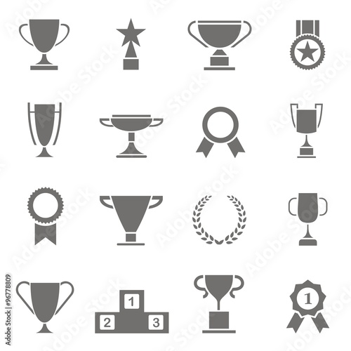 Conjunto de iconos de trofeos, premios, condecoraciones y medallas sobre fondo blanco