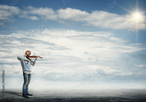 Boy play violin