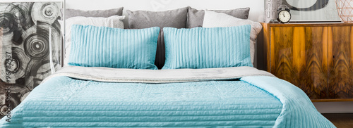 Foto Turquoise cushions and bedspread
