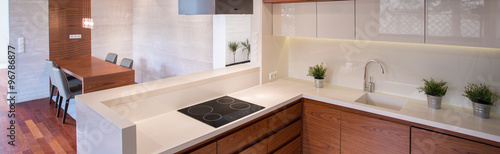 Fotografia Clean kitchen with white tops