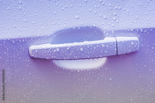 Fotografía Door car with drops of rain