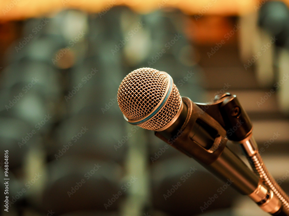 Obraz premium Closeup microphone in meeting room or conference room with blurred light background for business and education concepts