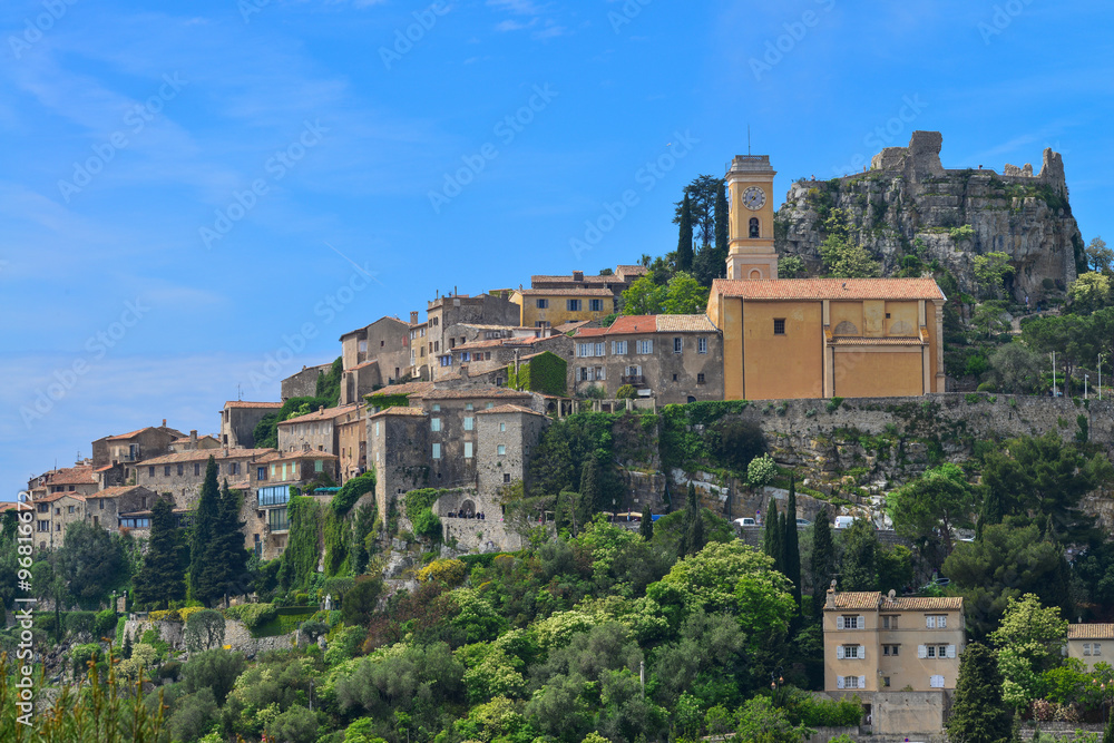 Küste Südfrankreich / Häuser auf einem Hügel an der Côte d'Azur,