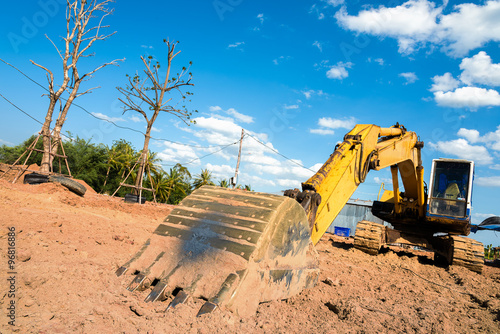 Canvastavla old excavator on a construction site