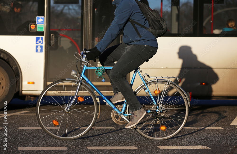 Fototapeta premium Radfahrer vor Stadtbus