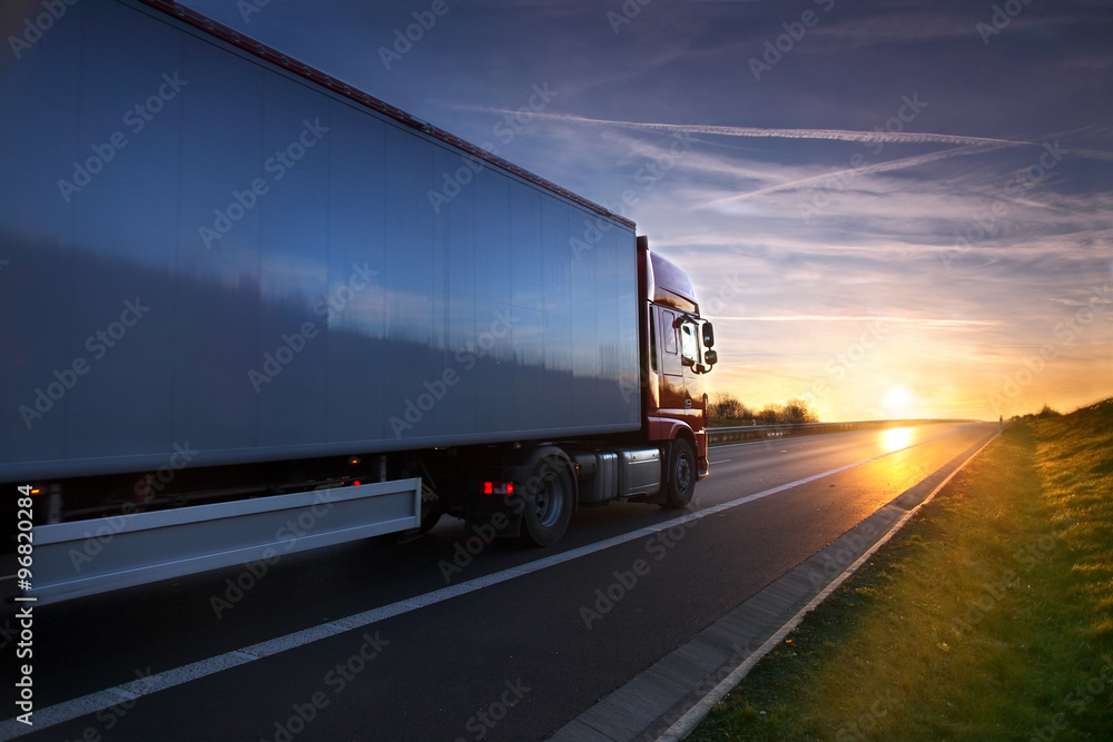 Fototapeta premium Ciężarówka na drodze