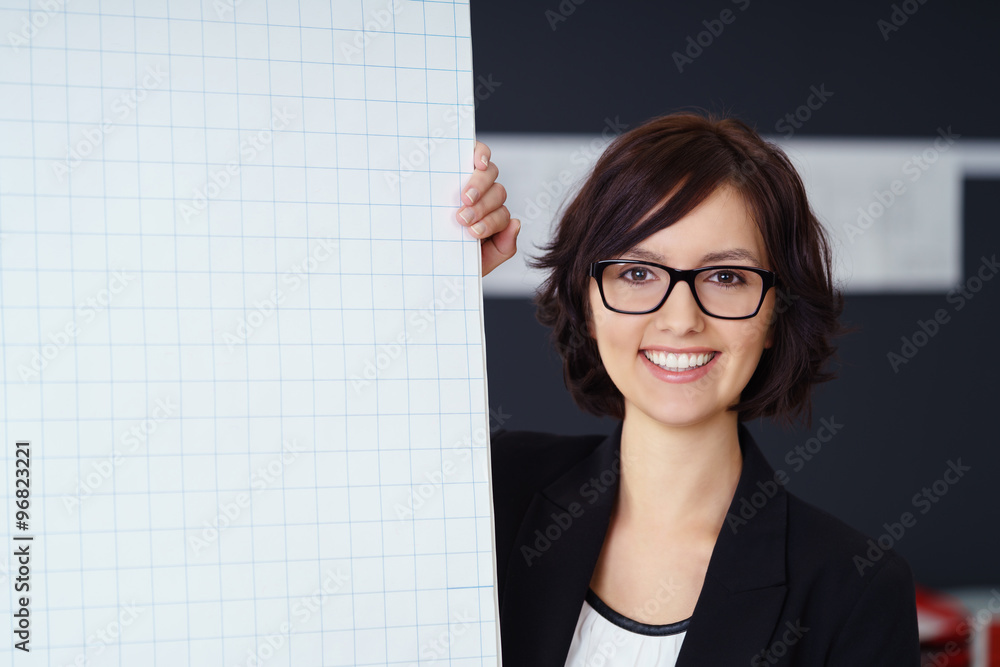 lächelnde geschäftsfrau präsentiert etwas am flipchart lächelnde geschäftsfrau präsentiert etwas am flipchart