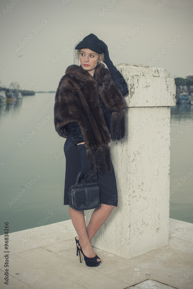 Ritratto di donna in stile anni '40. Vintage