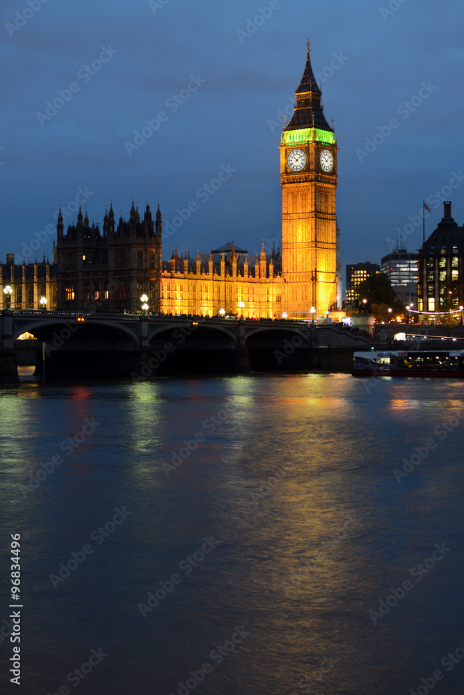 Big Ben und Palace of Westminster in London bei Nacht 