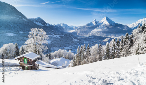 Zimowa kraina czarów w Alpach z schroniskiem górskim