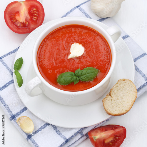Tomatensuppe Tomaten Suppe gesunde Ernährung mit Baguette