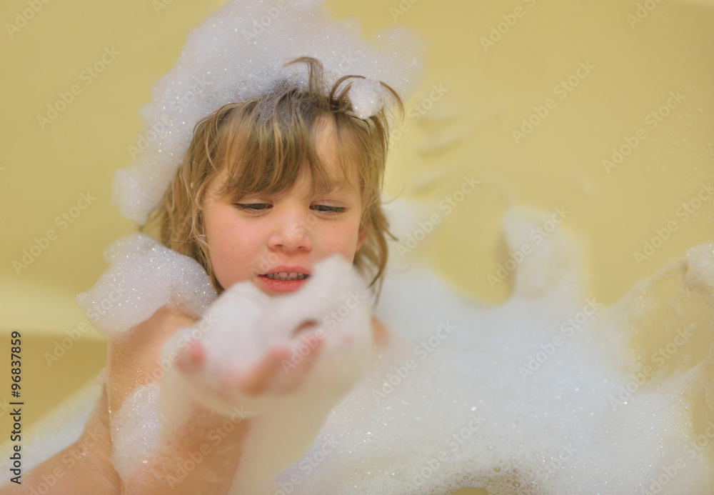 enfant dans le bain enfant dans le bain