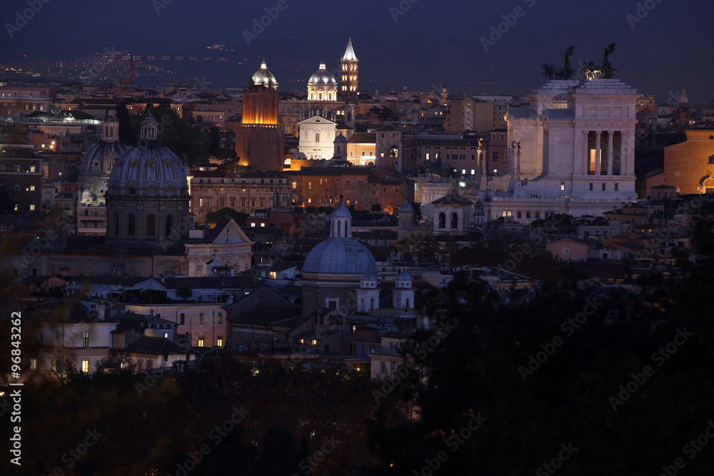  panorama notturno della città di Roma dal Gianicolo