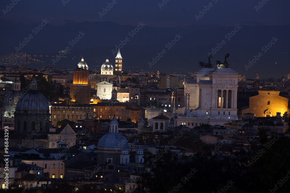  panorama notturno della città di Roma dal Gianicolo