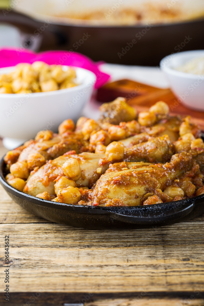 Chicken drumsticks curry with chickpeas and brown rice Chicken drumsticks curry with chickpeas and brown rice
