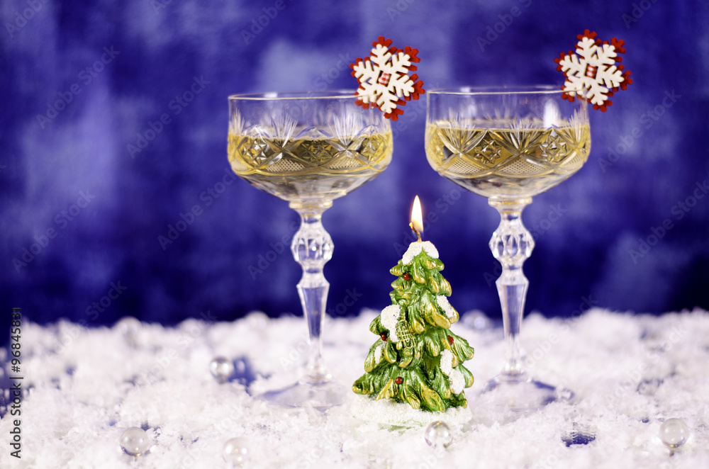 Obraz premium Christmas glasses on a blue background.