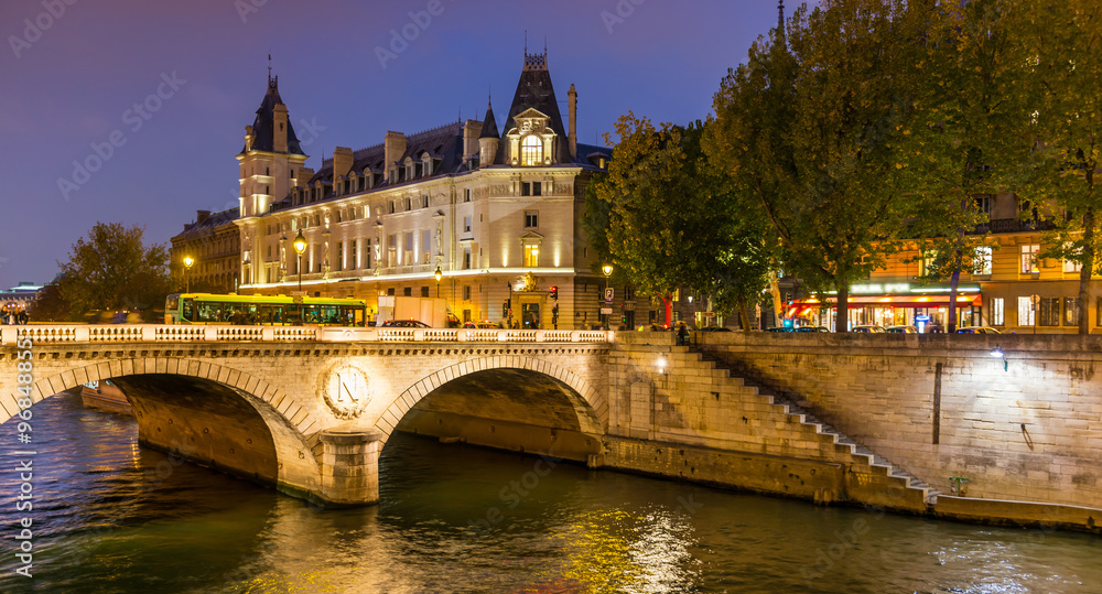 Pont Saint Michel et Palais de Justice à Paris la nuit, en île de France, France
