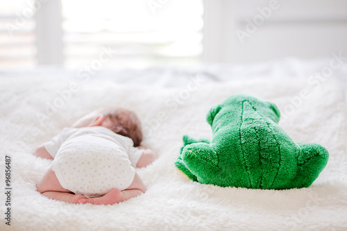 Bébé et grenouille en peluche