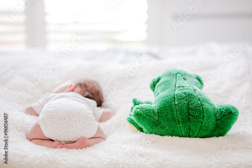 Bébé et grenouille en peluche © Nastasia Froloff
