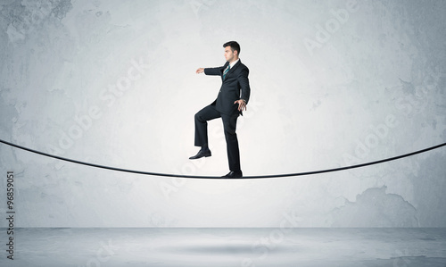 Φωτογραφία Sales guy balancing on tight rope