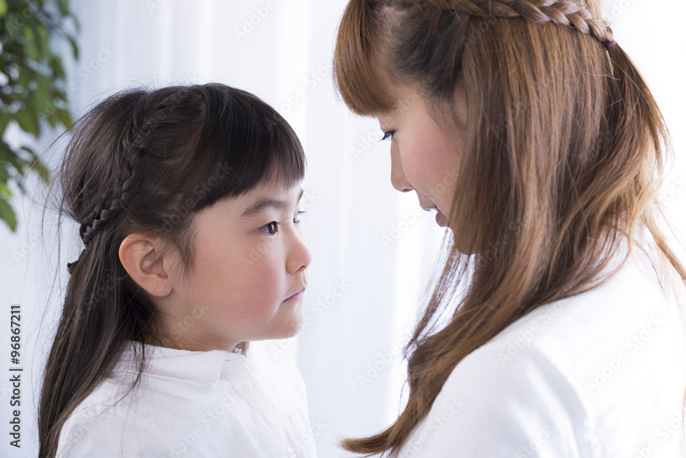 会話をする母娘 会話をする母娘