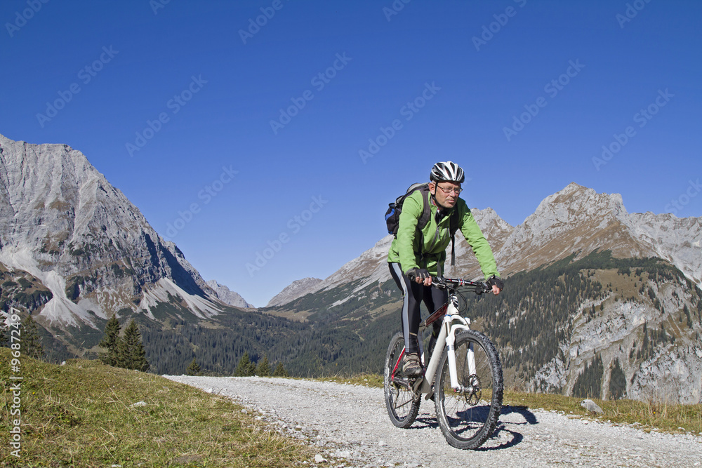 Fototapeta premium Mountainbiken im Karwendel