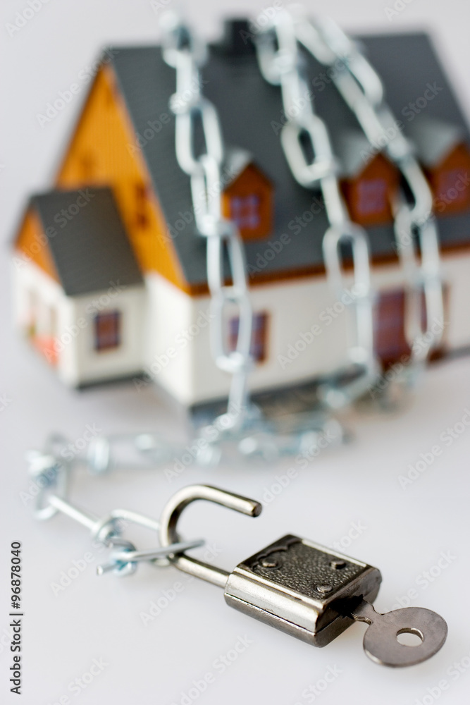 Fototapeta premium family house and metallic chain as a protection - key lock security