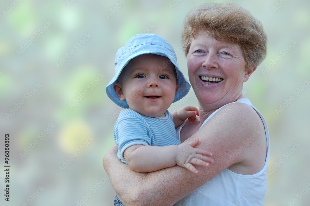 Junge Oma mit süßem Enkelkind Junge Oma mit süßem Enkelkind