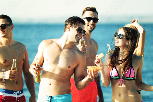 Φωτογραφία Young people with drinks on the riverside