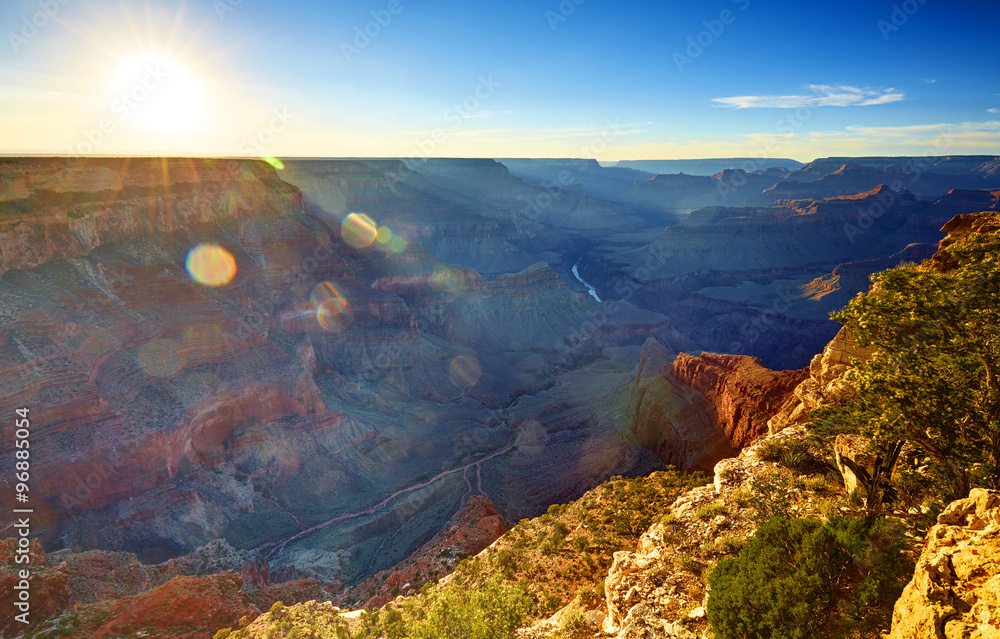 Fototapeta premium Grand Canyon, Sonne schein im Gegenlicht bei Mohave Point