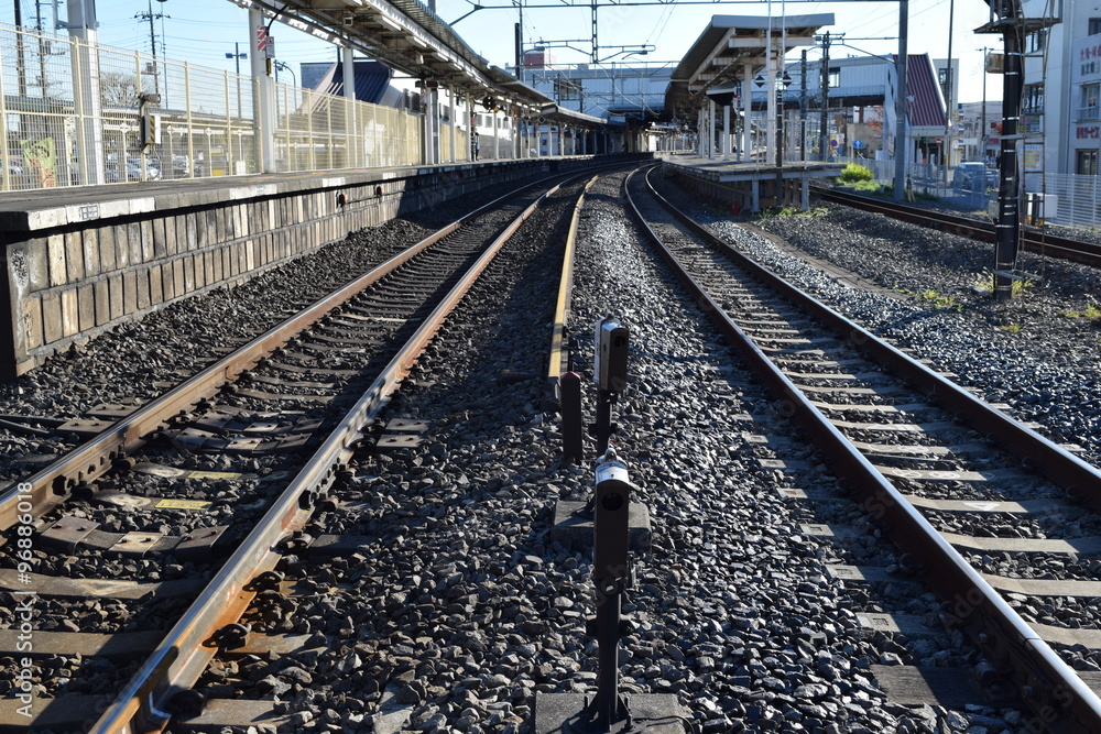 Fototapeta premium 常磐線の線路（複線）／茨城県で常磐線の線路（複線）を撮影した写真です。JR佐貫駅近く（牛久駅方面）の踏切から撮影した写真です。